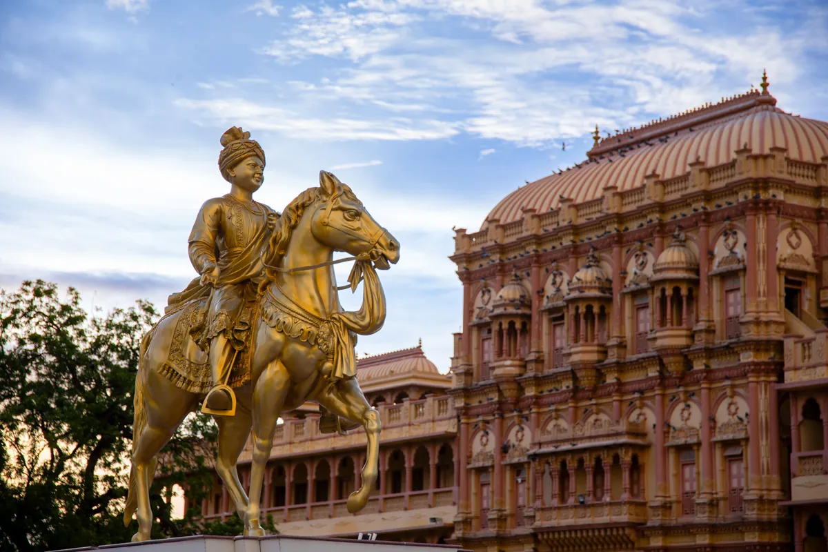 The golden equestrian statue before the hall